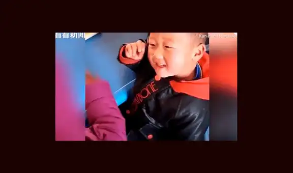 YouTube viral: Niño se queda dormido en clase y sus amigos le juegan increíble broma [VIDEO]