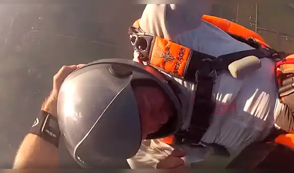 Hombres hacen deporte extremo en el cielo y uno queda noqueado en plena caída libre [VIDEO] 