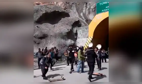Facebook viral: Orquesta peruana detiene tránsito para tocar huayno y turistas ‘zapatean’ [VIDEO]