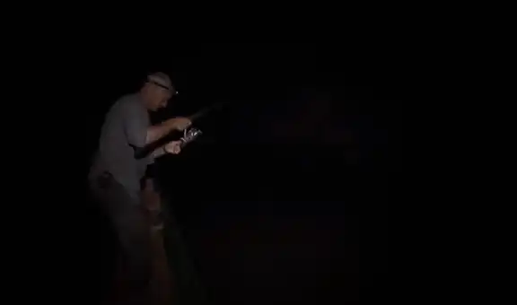 Hombre tira carnada dentro de caudaloso río y extraño pez lobo emerge del agua en segundos [VIDEO]