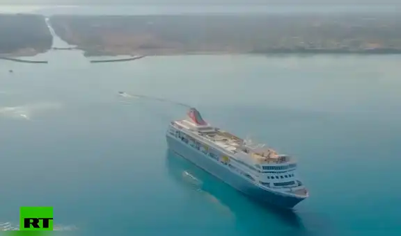 Enorme barco realiza espectacular hazaña al pasar por un estrecho canal en Grecia [VIDEO] 