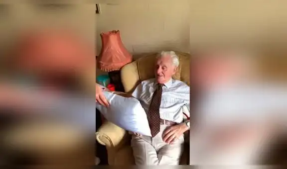 Anciano recibe una almohada con el rostro de su esposa fallecida y tiene conmovedora reacción [VIDEO]