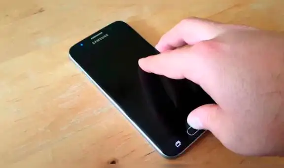 Entérate cómo reiniciar un teléfono que  quedó congelado y con la pantalla negra [VIDEO]