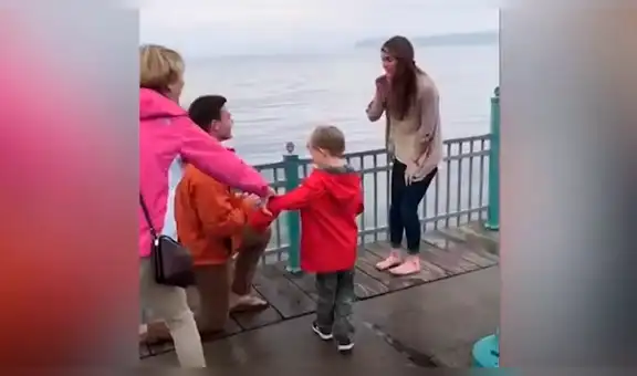 Le propone matrimonio a su novia, pero un curioso niño los interrumpe y arruina el momento [VIDEO]