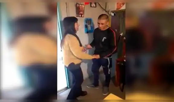 Joven tiene vergüenza de bailar con su madre, reflexiona y decide mostrar su talento [VIDEO] 