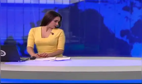 YouTube: Conductora narraba las noticias en vivo, pero fue interrumpida por un curioso 'personaje'