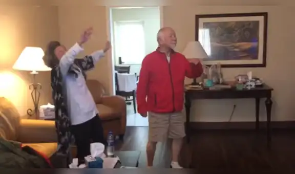 Pareja de ancianos realiza divertida coreografía para distraerse durante la cuarentena [VIDEO]