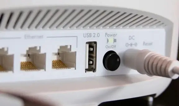 ¿Para qué sirve el puerto USB que se encuentra detrás del router?