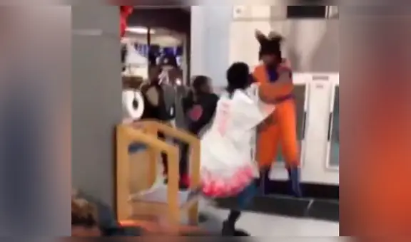 Fanáticos de Dragon Ball Super y Naruto protagonizan épica batalla dentro de supermercado [VIDEO]