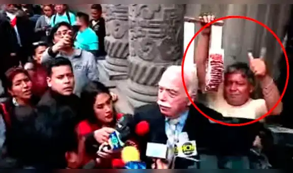 Ambulante intenta vender maní a Carlos Tubino y envía saludos a las cámaras [VIDEO]