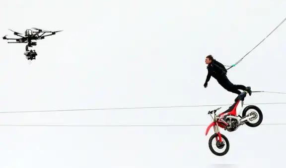 El asombroso salto de Tom Cruise al vacío en una moto durante la filmación de Misión imposible 7 [VIDEO]
