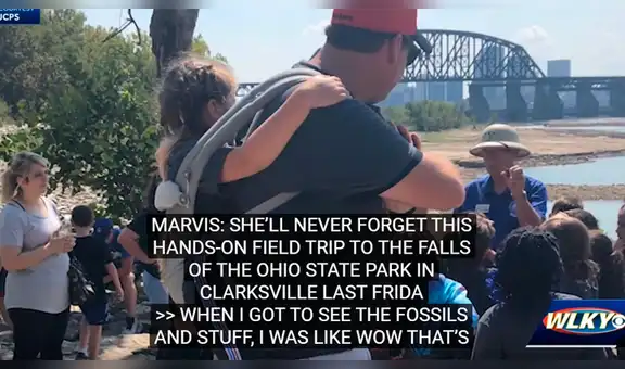 Profesor carga en hombros a su alumna que usa silla de ruedas durante viaje escolar [VIDEO] 