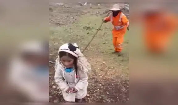 Niña conmueve al interpretar obra de teatro junto a su papá y hermanos como parte de su tarea [VIDEO]