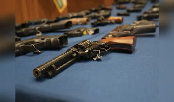 Nueva York prohíbe venta de armas semiautomáticas a menores de 21 años