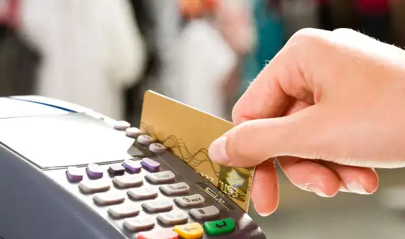 Si pago con tarjeta de crédito, ¿deben cobrarme adicionalmente 5% del total de mis compras?
