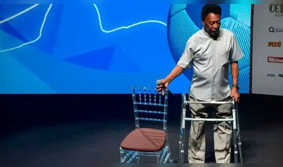 Pelé impacta al mundo al aparecer en una ceremonia con un andador