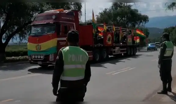 Soldados convierten camión en escenario y animan con bailes a quedarse en casa [FOTOS]
