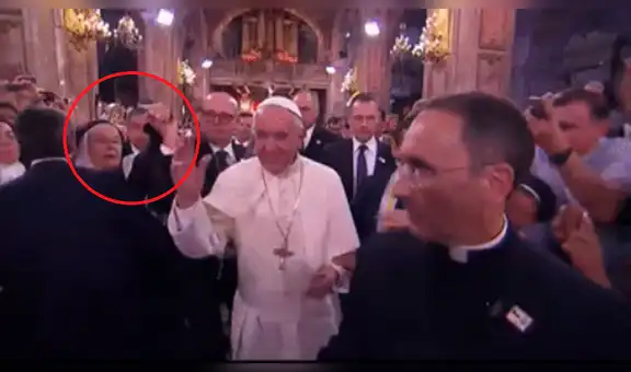 Papa Francisco en Chile: Monja quiere abrazarlo y seguridad se lo impide