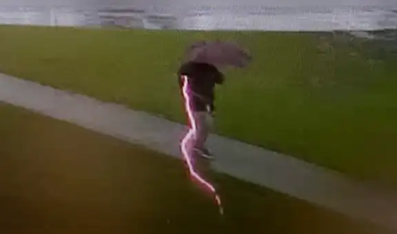 Potente rayo deja paralizado a hombre que se salva de sufrir terrible descarga [VIDEO]