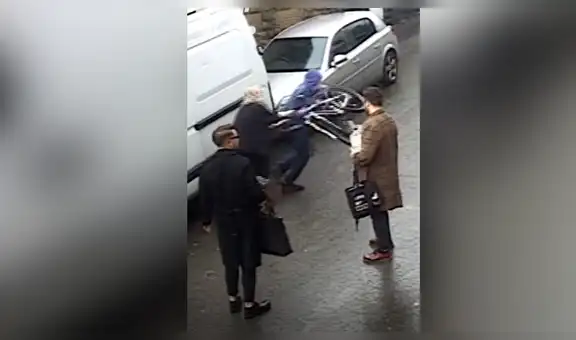 Ladrón intenta robar bicicleta de anciana, es descubierto y tiene insólita reacción [VIDEO]