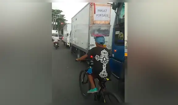 Repartidor sorprende a miles con su increíble ‘truco’ para llevar todos sus productos [VIDEO]