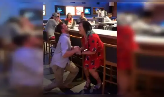 Hombre finge pedida de matrimonio en bar para obtener bebidas gratis [VIDEO]