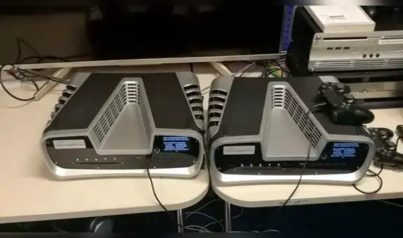 PS5: imagen muestra dos PlayStation 5 y sus dos mandos conectados a un TV