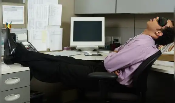 Entérate por qué dormir en el trabajo es bueno para tu rendimiento