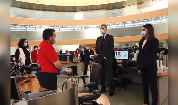 El rey Felipe VI motiva a los sanitarios: “Estamos viendo el final del túnel. No nos podemos relajar”