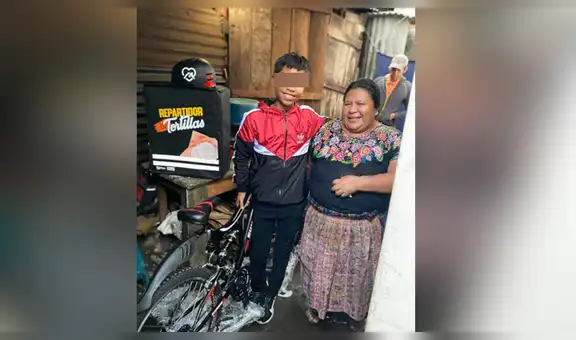 Le regalan mochila y bicicleta a niño que hacía delivery de comida a pie en su ciudad [FOTOS]