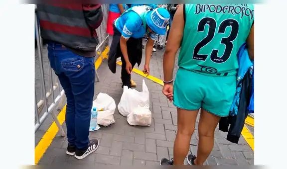 Hinchas de Binacional que llegaron a Lima dan el ejemplo usando bolsas para sus desperdicios [FOTOS]