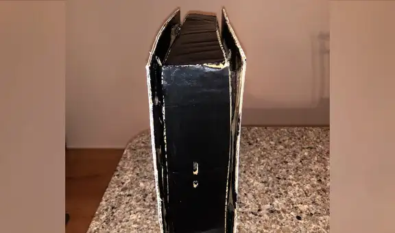 Crea una réplica de cartón de PS5 y la ofrece a 399 dólares en eBay