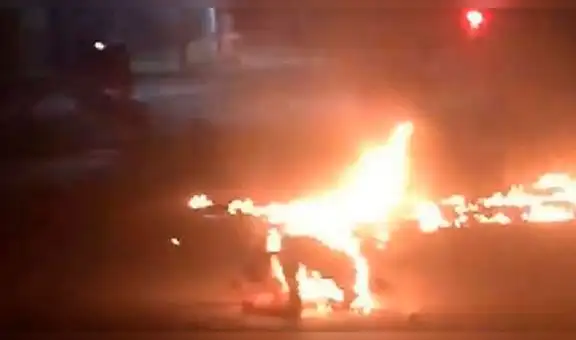 Queman vivos a dos delincuentes por haber asesinado a un taxista