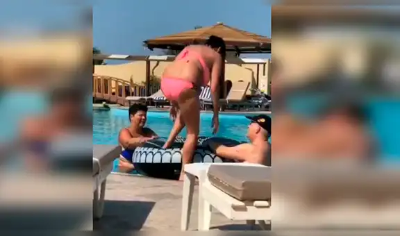 Pide ayuda para montarse en flotador y sufre aparatoso accidente [VIDEO]