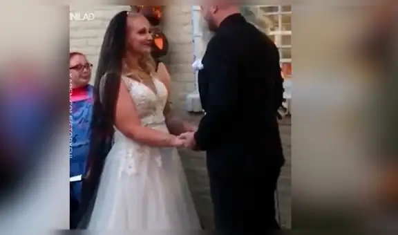 Pareja causa furor en redes al realizar su ceremonia de boda con temática de Halloween [VIDEO]