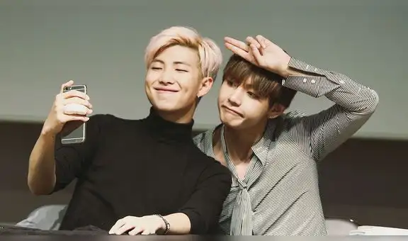 Taehyung y RM de BTS celebran primer lugar en iTunes