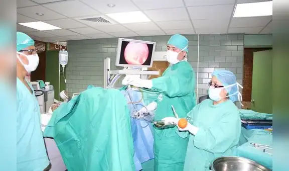 Médicos urólogos de EsSalud inician operaciones mediante laser para la eliminación de cálculos urinarios 