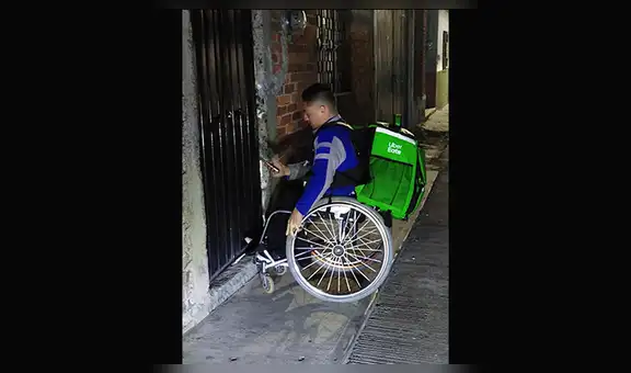 México:  joven reparte comida en su silla de ruedas y se vuelve viral
