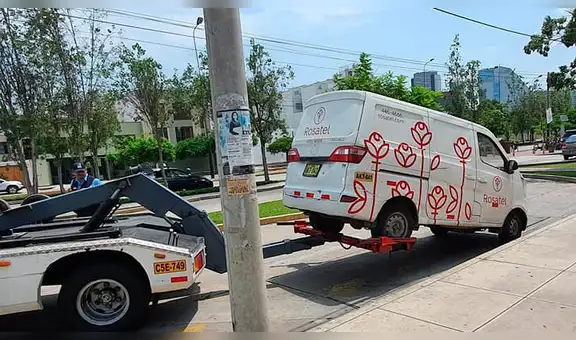 San Valentín: auto repartidor de rosas se estaciona en zona prohibida y grúa se lo lleva  