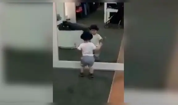 Facebook: Tierna reacción de niño al ver su reflejo en espejo [VIDEO]