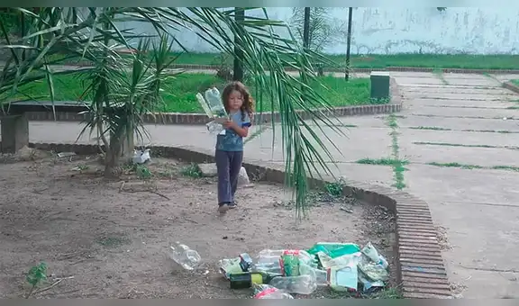 Niño recoge la basura de una plaza abandonada para que otros puedan jugar [FOTOS]