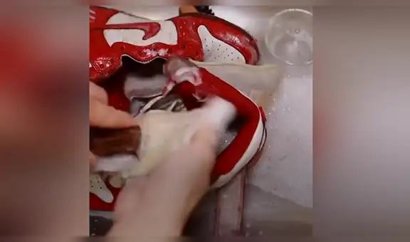 Recoge zapatillas cubiertas de lodo, las restaura y las deja como nuevas [VIDEO]