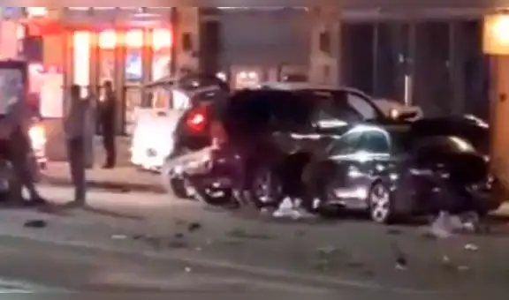 Conductor que iba a excesiva velocidad impacta contra varios vehículos y mata a padre e hijo [VIDEO]