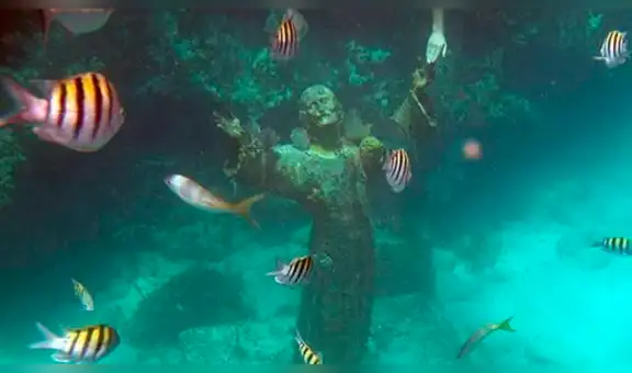 Buzo descubre misteriosa estatua en las profundidades del mar que esconde increíble secreto [FOTOS]