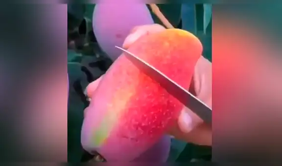 Joven usa ingenioso método para cortar un mango en cuestión de segundos y asombra con su talento [VIDEO]