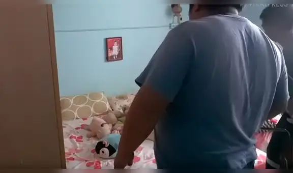 Hombre revisa cuarto de su hija y saca una peligrosa criatura escondida en su cama [VIDEO] 