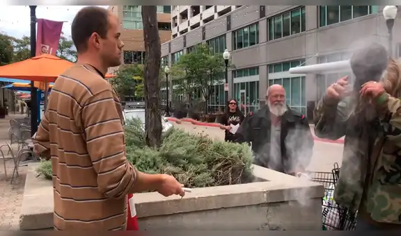 Hombre rocía extintor en el rostro de fumador que no quiso apagar su cigarrillo [VIDEO]