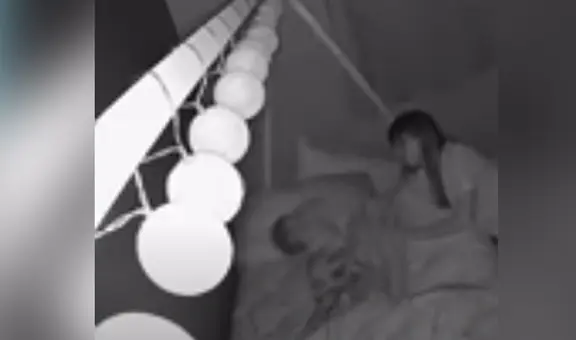 Cámara de seguridad capta curiosa escena de una mamá con su bebé