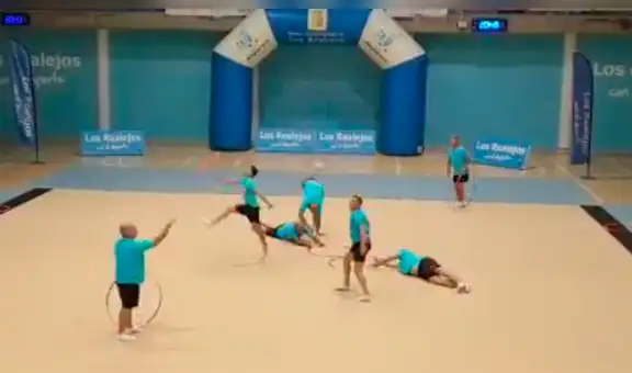 Papás realizan coreografía de gimnasia rítmica y se roban el show en colegio de sus hijas [VIDEO]