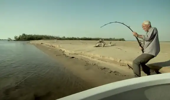 Gigantesca mantarraya emerge del agua para atacar a intrépido pescador [VIDEO]